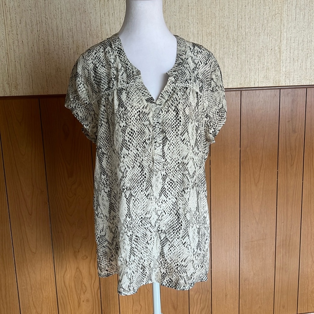 Tolani Luxury 100% Silk Snakeskin Animal Print V-Neck Short Sleeve Blouse XL